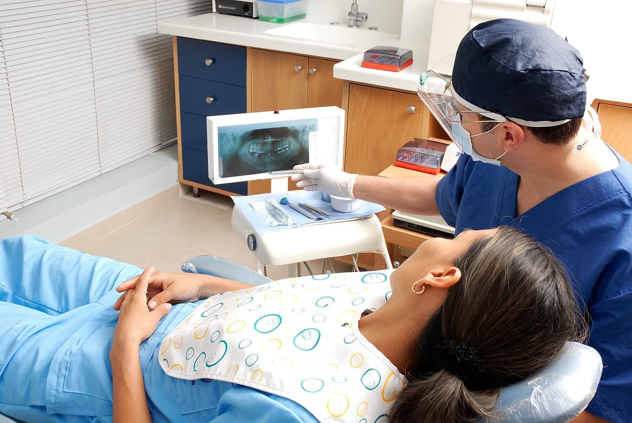 Chirurgien-dentiste professionnel dans son cabinet